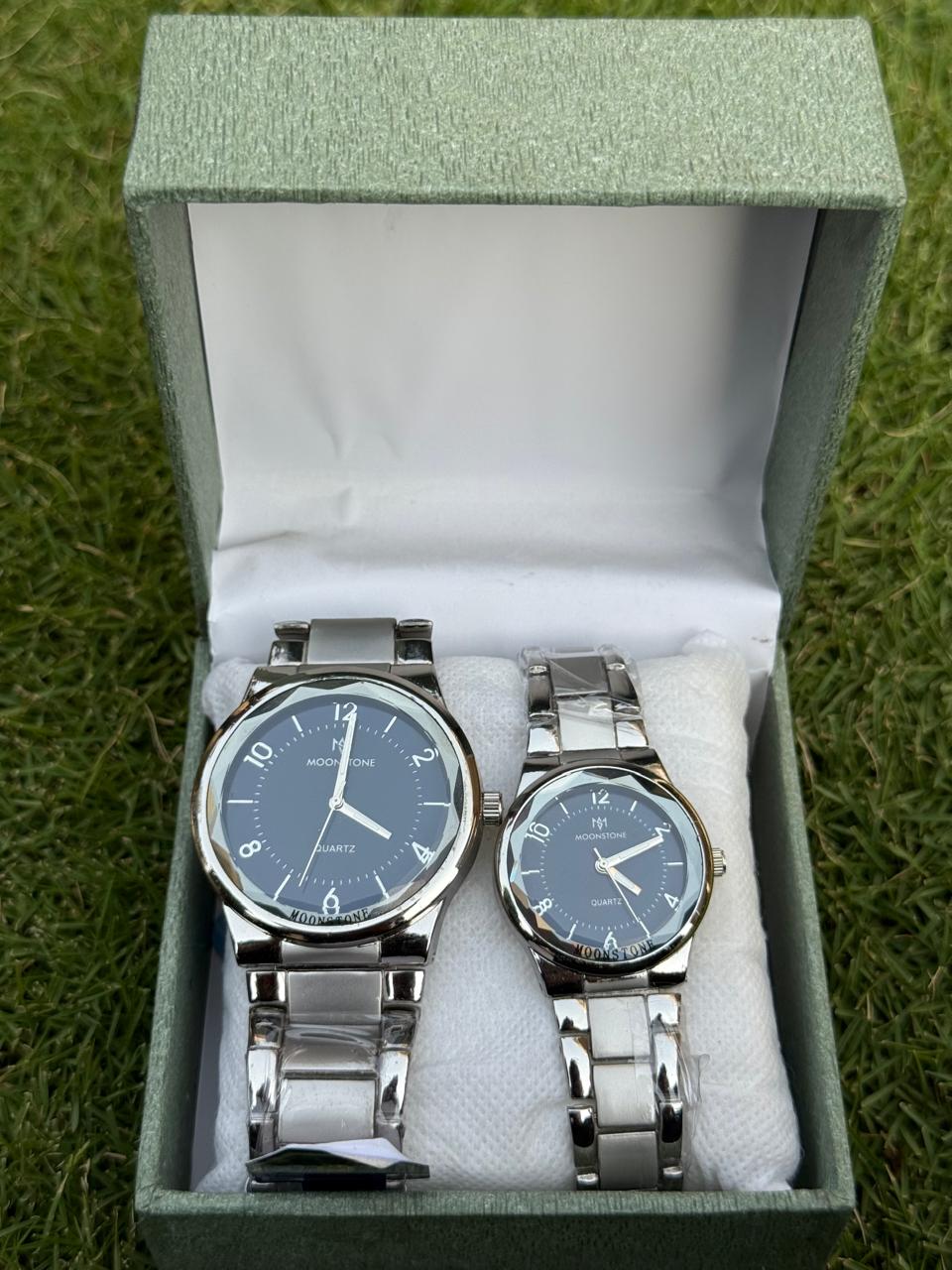 "Couple Watch Set – Coordinated Design, Shared Moments"